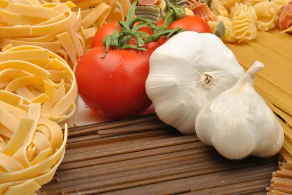 Gros Plan Des Spaghettis Crus Faits Maison Avec Des Légumes — Photo