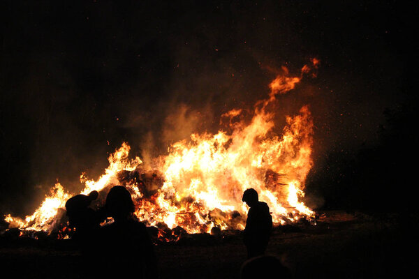крупным планом фото огненного освещения на открытом воздухе ночью
 