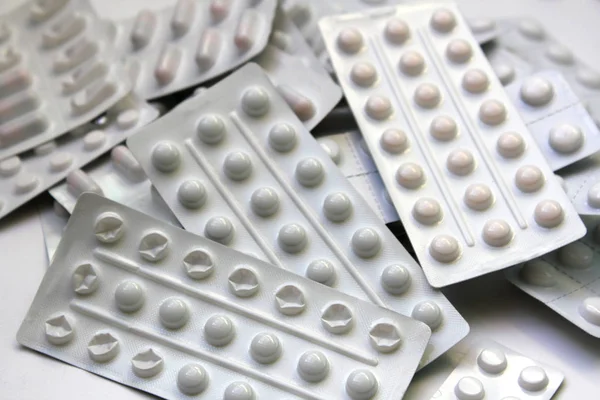 Stapel Van Verpakkingen Met Tabletten Geïsoleerd Een Witte Achtergrond Close — Stockfoto