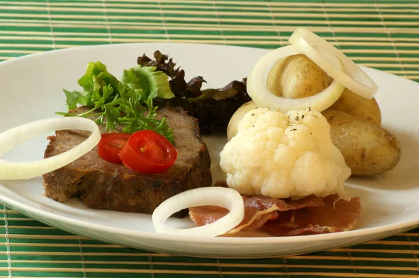 Pan Carne Rebanado Con Verduras Orgánicas Plato — Foto de Stock