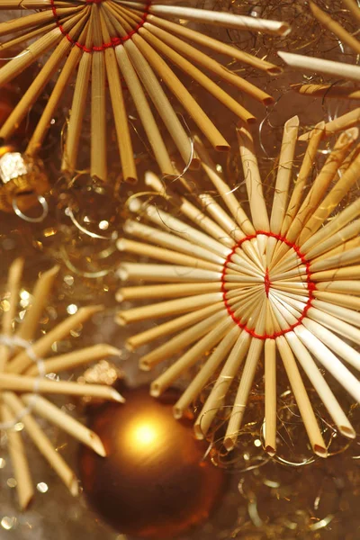 Nahaufnahme Foto Von Goldenen Weihnachtsdekorationen Auf Dem Hintergrund — Stockfoto