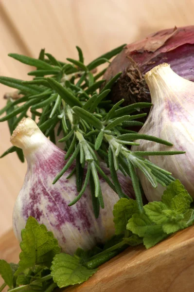 Pile Heads Garlic Rosemary Mint Leaves Blurred Background — Stock Photo, Image