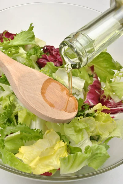 Ensalada Ecológica Bol Con Aceite Vegetal —  Fotos de Stock