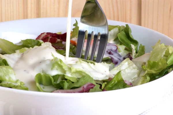 Salada Verão Tigela Branca Close — Fotografia de Stock