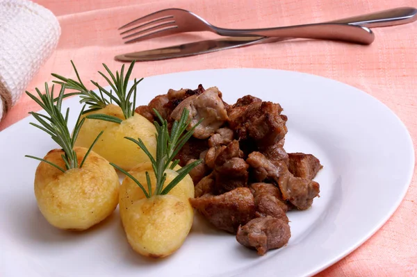 Goulash Porco Com Batatas Picantes Prato Branco Close — Fotografia de Stock
