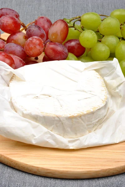 自制的奶酪与葡萄在背景中 — 图库照片