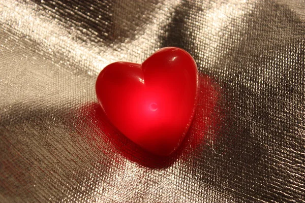 Красное Сияющее Декоративное Сердце Золотом Фоне — стоковое фото