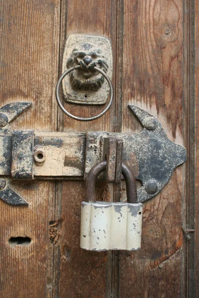 Κλείδωμα Παλιά Ξύλινη Πόρτα Γκρο Πλαν — Φωτογραφία Αρχείου