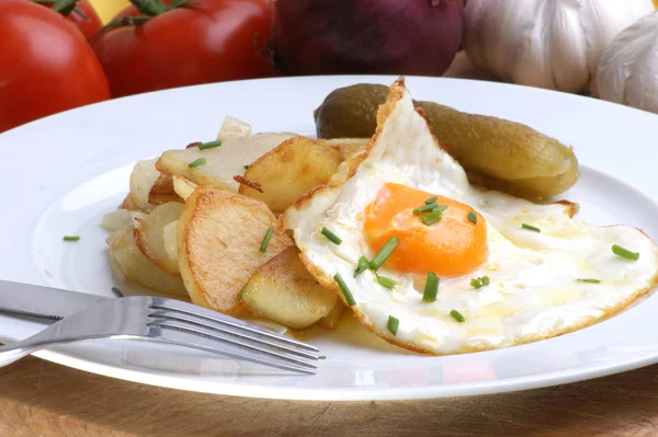 Patates Dilimleri Servis Beyaz Tabakta Kızarmış Yumurta Ile Yakın Çekim — Stok fotoğraf