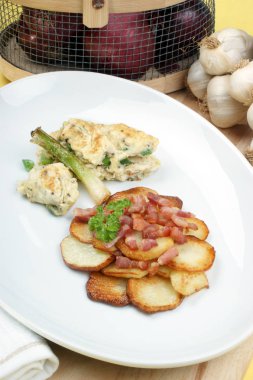 kızarmış patates kızarmış domuz pastırması dilimleri ve omlet beyaz tabakta ile yakın çekim  