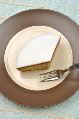 ev yapımı kek ve beyaz bir arka plan