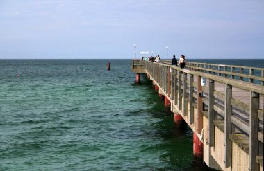insanlar üzerinde Bridge Of Baltık Denizi ile mavi gökyüzü arka plan