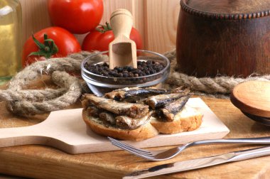 Yönetim Kurulu, yakın çekim parça ahşap üzerinde füme hamsi ile ekmek kesme 