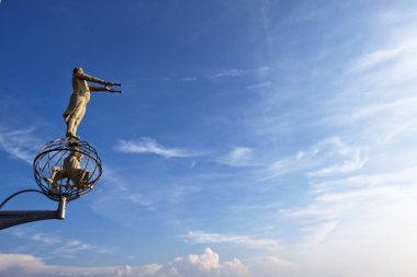 Büyülü ayağı olarak mavi gökyüzü arka plan üzerinde liman fotoğrafı