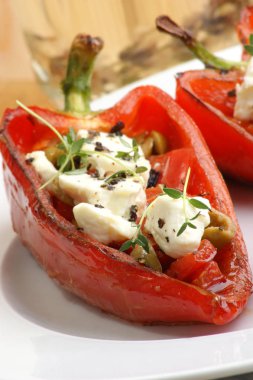 Kavrulmuş kırmızı biber zeytin ve beyaz tabakta peynir ile yakın çekim 