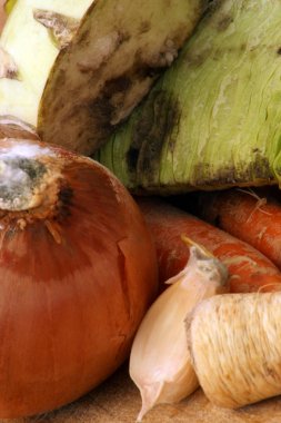 yığın küflü sebze ahşap masa, yakın çekim kesme 