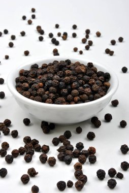 Bütün organik karabiber beyaz kase