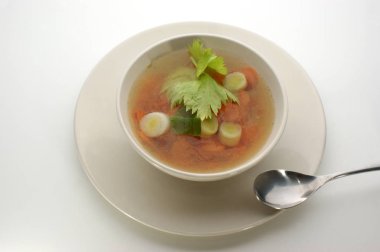 Organik havuç ve et topları ile sebze çorbası