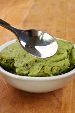 fesleğen makarna ahşap masa üzerinde beyaz kase yakın çekim 