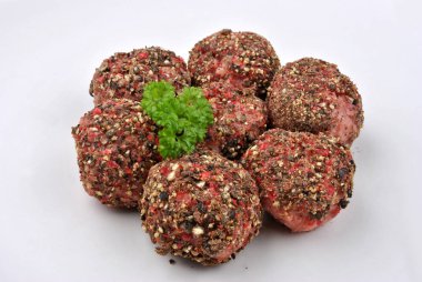 Beyaz tabakta kıyılmış köfte biberli yakın çekim 