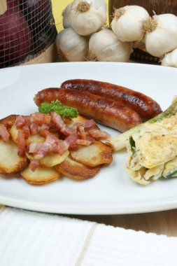 kızarmış patates sosis ve beyaz tabakta pastırma ile yakın çekim 