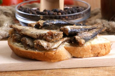 Yönetim Kurulu, yakın çekim parça ahşap üzerinde füme hamsi ile ekmek kesme 