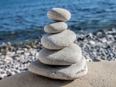 Taşlar piramidi sembolize eder zen, ahenk, denge