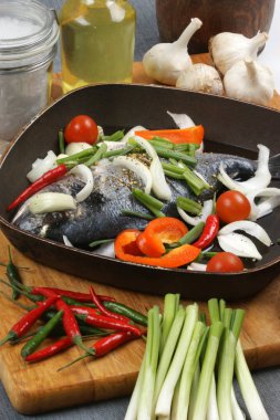 Akdeniz sebzeli çipura tabakta görmek