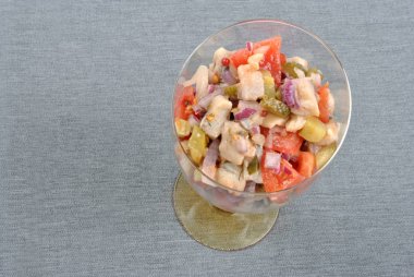 taze organik ringa balığı salata domates ile