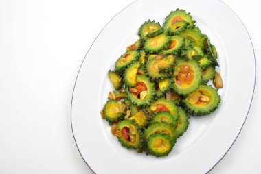 bir tabak taze organik karela salata