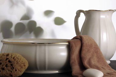 Eski yıkamak Havzası ile havlu, sabun ve sünger atış kapatın