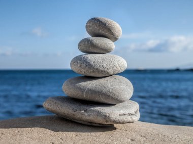 Taşlar piramidi sembolize eder zen, ahenk, denge