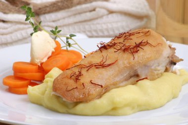 kızarmış tavuk göğsü beyaz tabakta patates püresi ile yakın çekim 