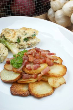 kızarmış patates beyaz tabakta pastırma ile yakın çekim 