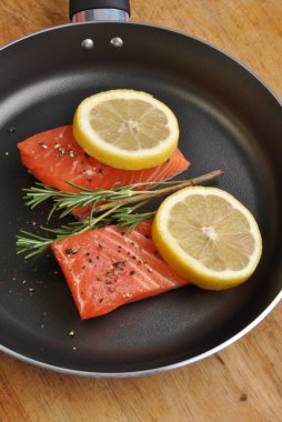 Somon biftek tavada limonlu yakın çekim 