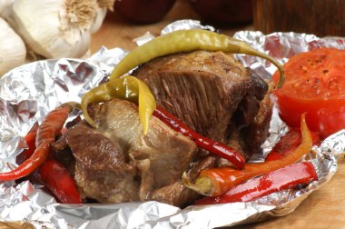 Tablo arka plan üzerinde sebze ile kızarmış et yakın çekim fotoğraf