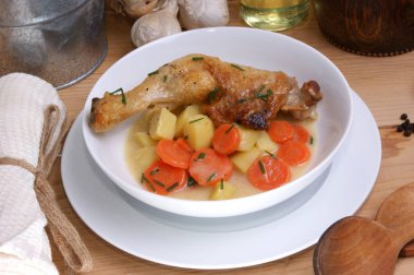 patates ve et beyaz kase sebze çorbası