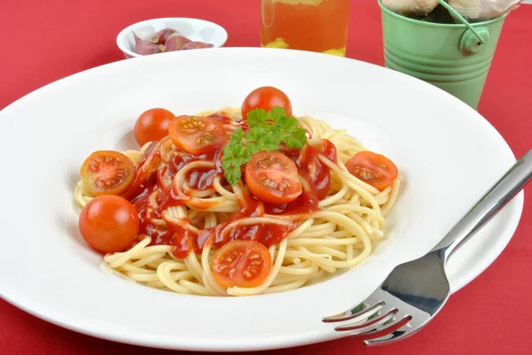 Spaghetti Fatti Casa Con Pomodori Biologici Piatto Bianco Primo Piano — Foto Stock