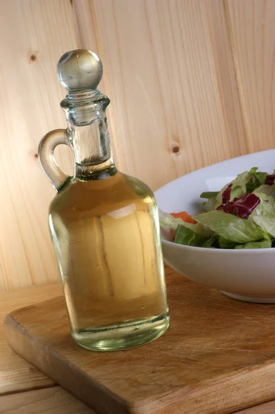 Garrafa Vidro Com Óleo Salada Verão Tigela Branca Close — Fotografia de Stock