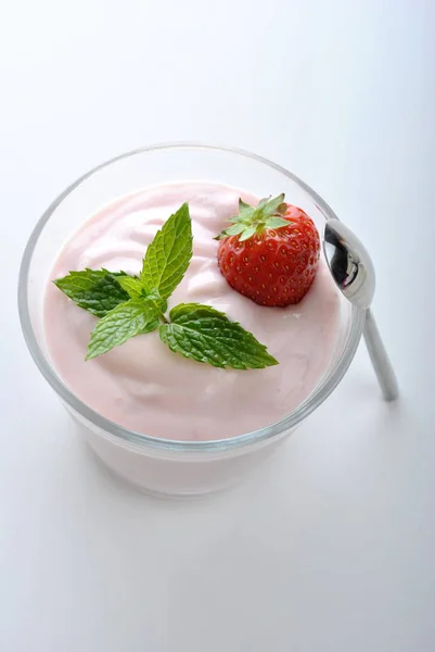 Yogurt Con Fragola Biologica Foglie Menta Vetro — Foto Stock