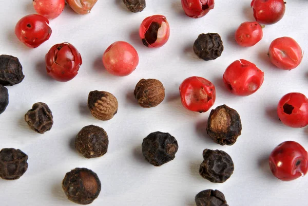 Μαύρες Και Κόκκινες Πιπεριές Που Απομονώνονται Λευκό Φόντο — Φωτογραφία Αρχείου
