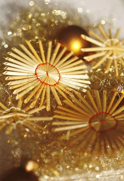 Nahaufnahme Foto Von Goldenen Weihnachtsdekorationen Auf Dem Hintergrund — Stockfoto