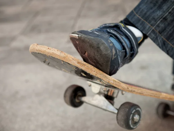 Nahaufnahme Eines Jungen Der Sich Auf Einem Skateboard Bewegt — Stockfoto