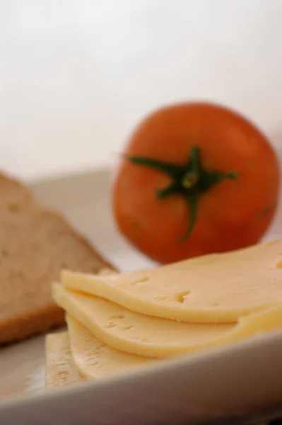 Kaas Met Biologische Tomaten Brood Een Plaat — Stockfoto