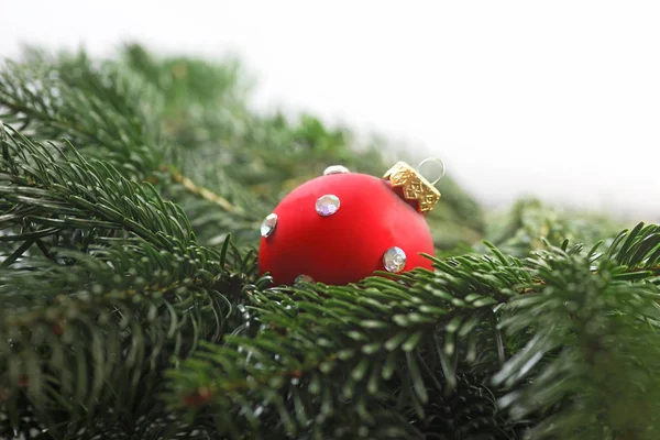 Close Bola Natal Vermelho Isolado Fundo Branco — Fotografia de Stock