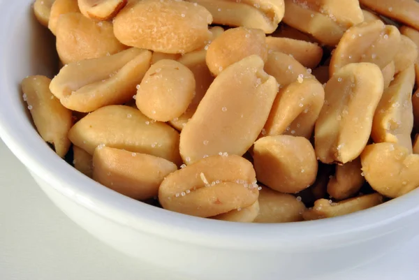 Geröstete Gesalzene Erdnüsse Einer Weißen Schüssel — Stockfoto