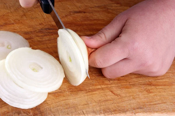 Close Mãos Humanas Cortando Cebola Orgânica Cheia Vitaminas Para Alimentos — Fotografia de Stock