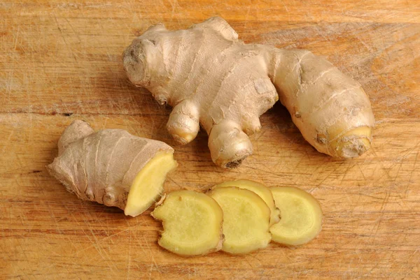 Närbild Färsk Ekologisk Ginger Spice Träbord — Stockfoto