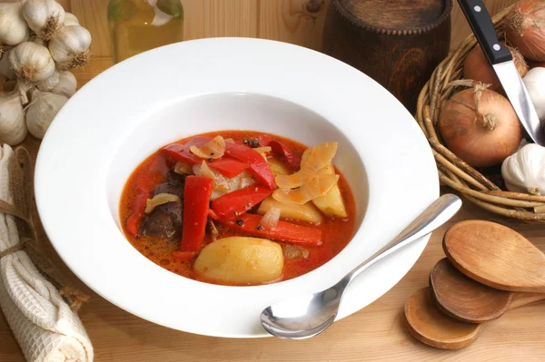 ジャガイモとプレートで玉ねぎ煮込み胡椒スープ — ストック写真