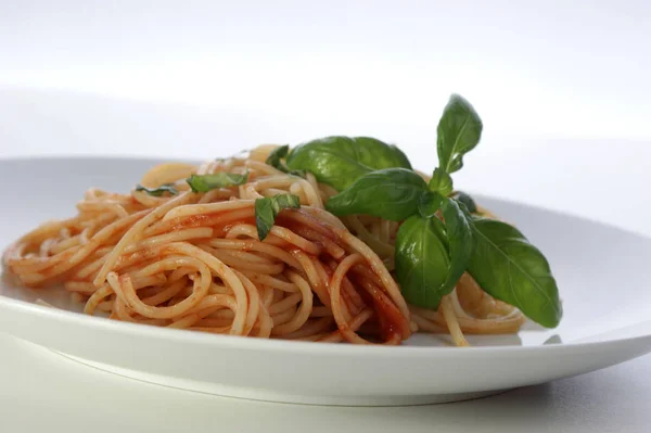 Gros Plan Savoureux Spaghettis Avec Sauce Basilic Vert Sur Table — Photo